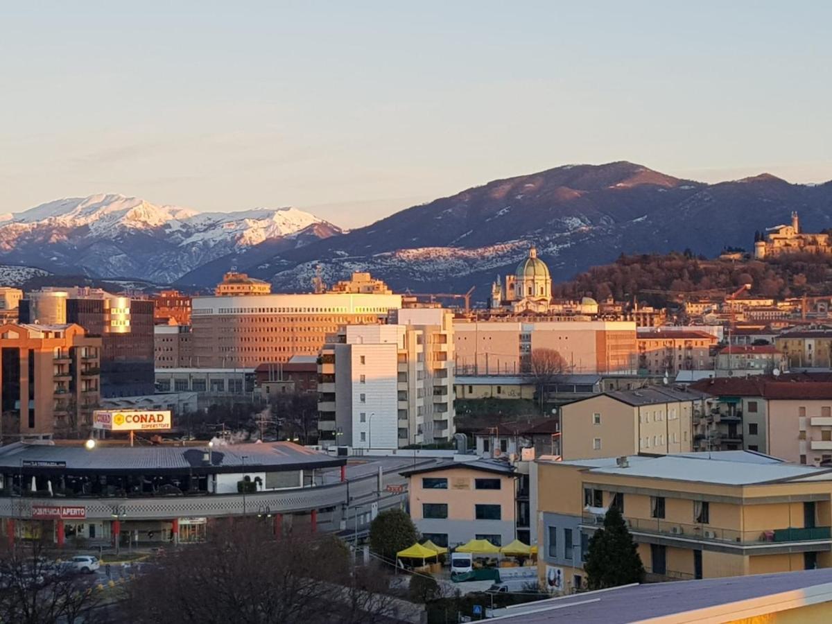 Attico Mansardato Affacciato Sul Cuore Di Brescia Bagian luar foto